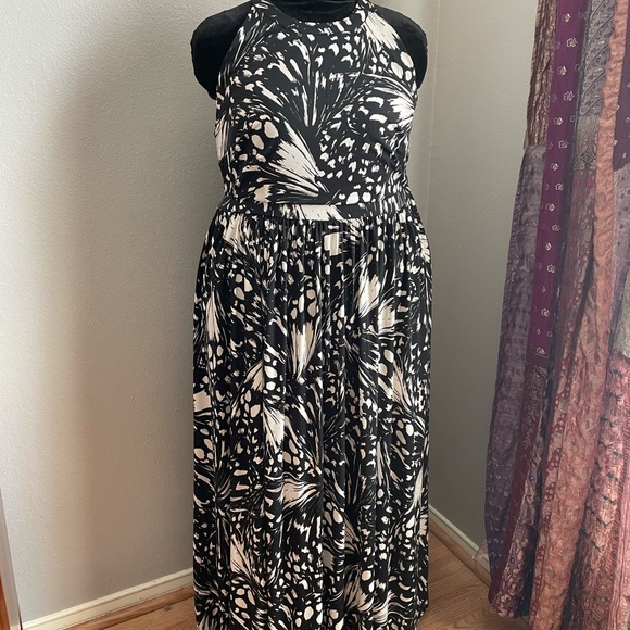 torrid Dresses & Skirts - NWT Torrid Black and White Halter Maxi Dress | SZ 1x / 14-16